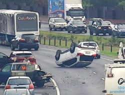 Sopir Terluka saat SUV Tabrak Mobil Curian, Terbalik di Peninsula Link Frankston