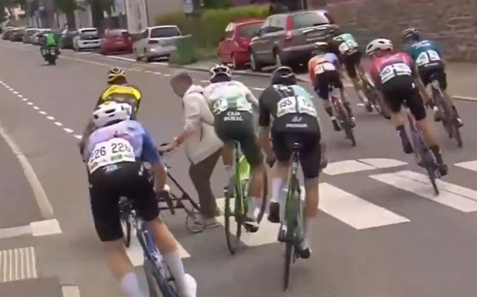 breakaway group narrowly avoids hitting woman zebra crossing rund um koln.png