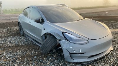 Momen Bahaya: Tesla Nyaris Bertabrakan dengan Kereta Api! Apa yang Sebenarnya Terjadi?