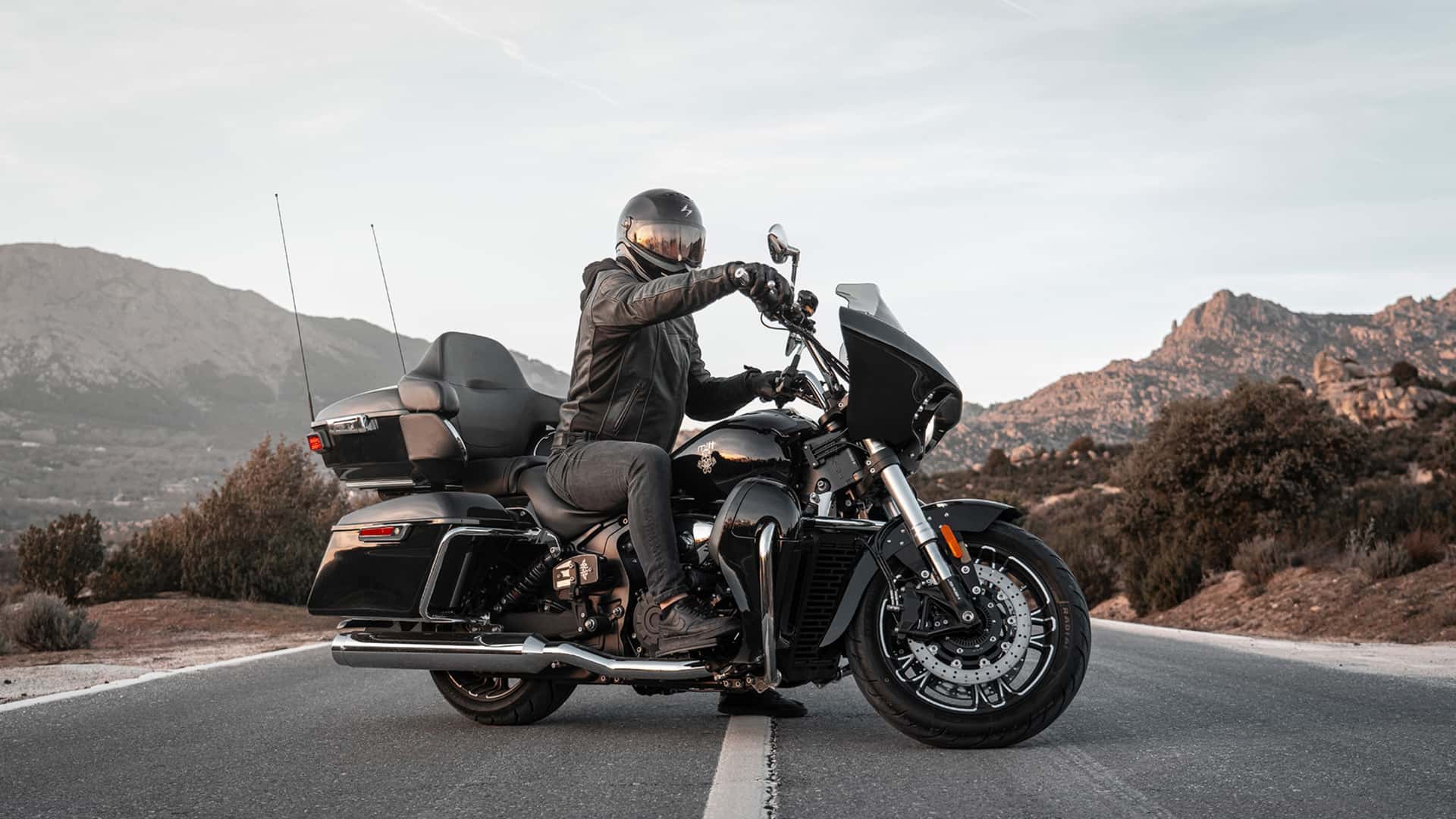 the mitt 808 traveler could be a harley road glide if you squint hard enough.jpg