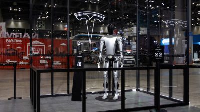 Elon Musk menyatakan bahwa robot Optimus bisa membuat Tesla menjadi perusahaan senilai $25 triliun, benarkah?