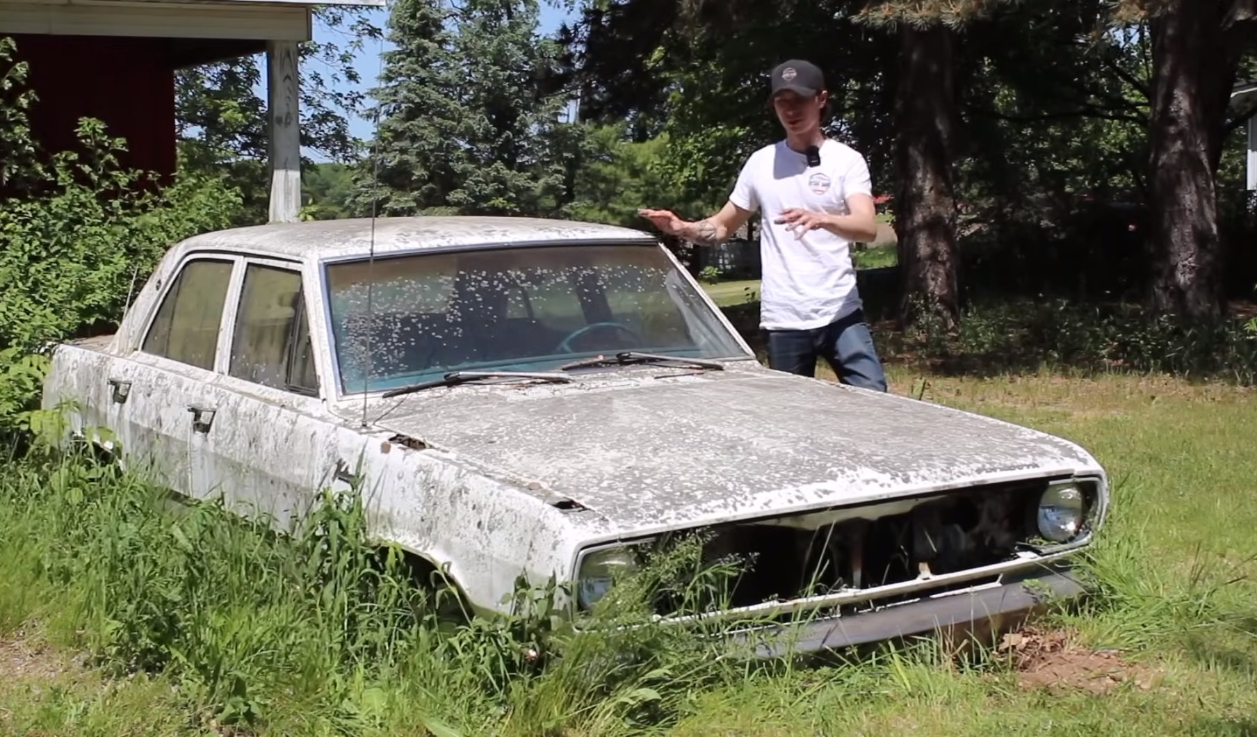 1971 plymouth valiant gets satisfying first wash after 20 years in a yard 234982 1.jpg