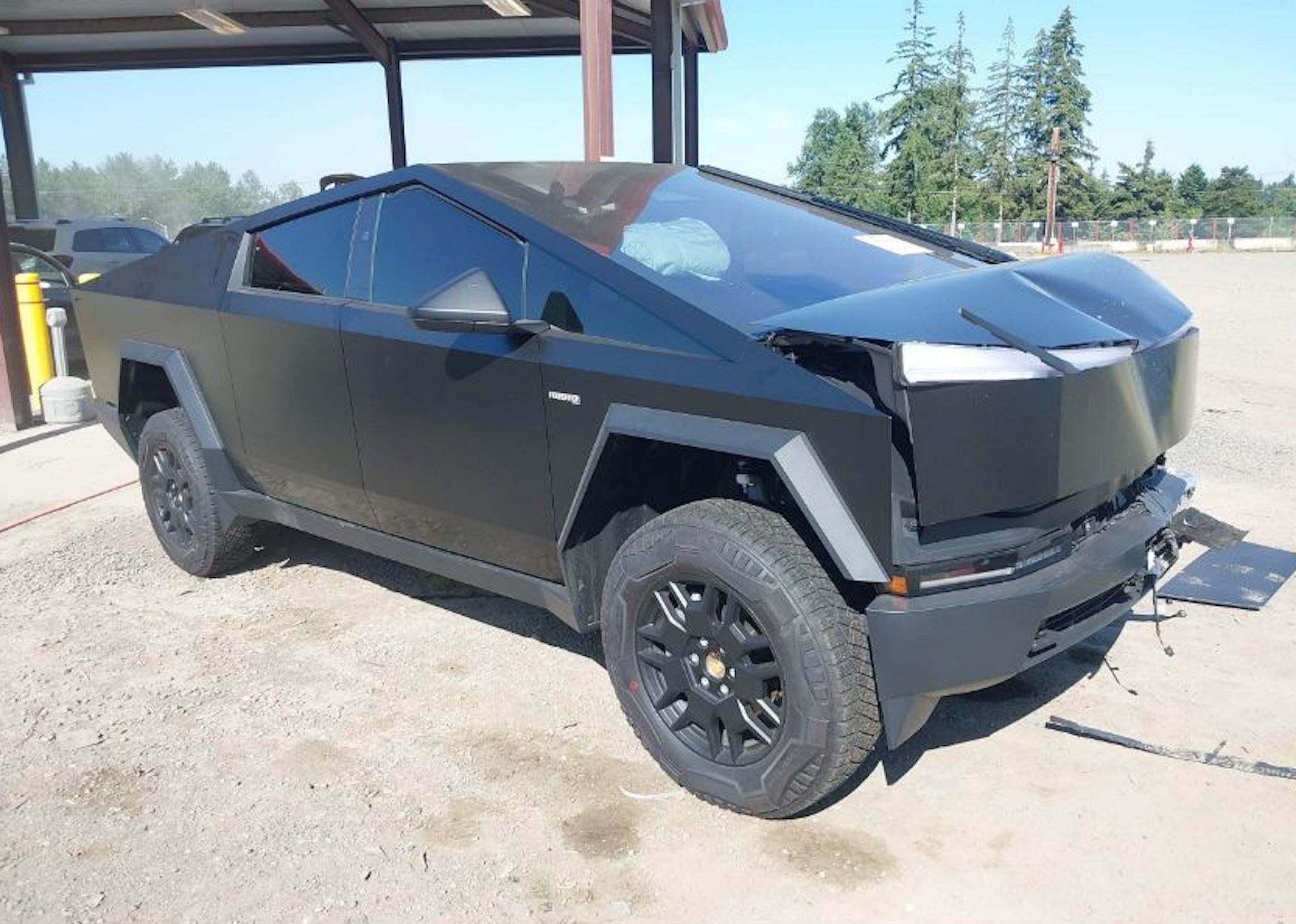 2024 tesla cybertruck ends up on the salvage car market fix or scrap 235913 1.jpeg