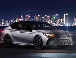 Apakah Toyota Camry 2025 akan menjadi mobil sedan keluarga berukuran sedang masa depan? Cek detailnya sekarang!