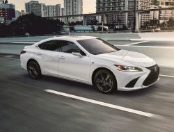 Apakah Toyota Camry Lebih Baik dari Lexus ES? Temukan Jawabannya di CarBuzz!