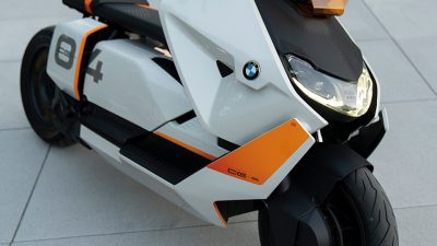 CEO BMW Motorrad, Markus Flasch mengungkapkan alasan mengapa sepeda motor listrik belum siap bersaing dengan mesin pembakar dalam artikel terbaru ini! | thepack.news | THE PACK