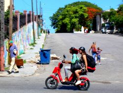 Mengintip Keunikan Kendaraan Listrik di Jalanan Havana: Motor Elektrik dan Sepeda Motor Listrik