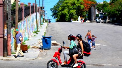 Mengintip Keunikan Kendaraan Listrik di Jalanan Havana: Motor Elektrik dan Sepeda Motor Listrik