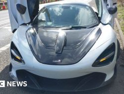 Mobil super McLaren 720S dicegat oleh Polisi Derbyshire di M1 – BBC