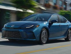 Pertarungan Antara Toyota Camry 2024 dan Camry Hybrid-Only 2025: Manakah yang Lebih Unggul?