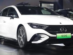 Risiko Kehilangan Tenaga Saat Mengemudi: Mercedes-Benz Tarik 2,380 EQ Series EV di China