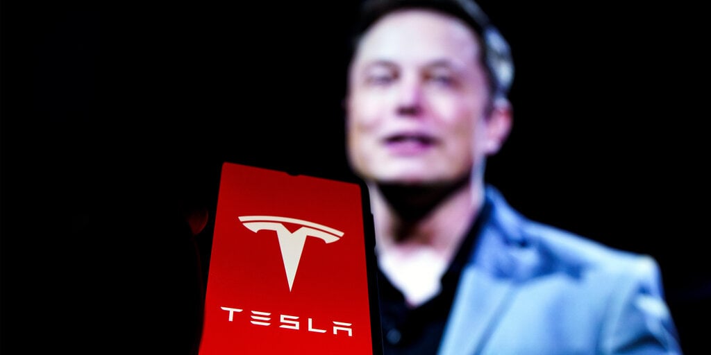 tesla elon musk rokas tenys shutterstock 2147719465 gid 7.jpg