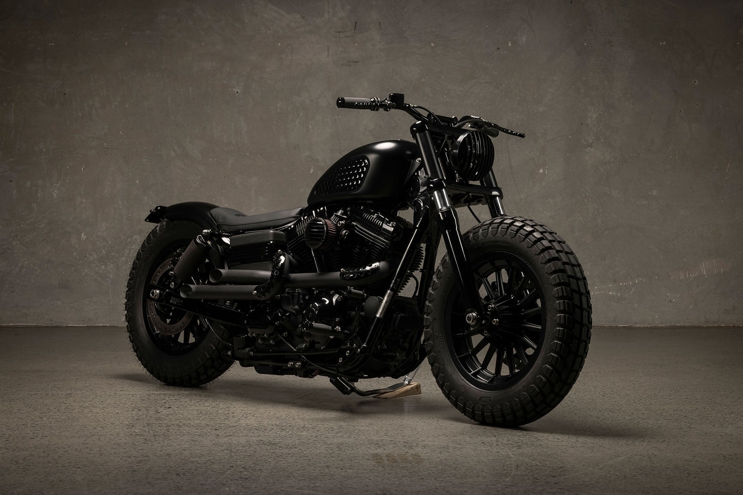 custom harley davidson dyna bobber looks so sinister it might keep you up at night 235789 1.jpg