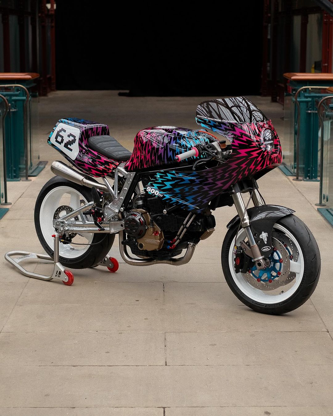 ducati 900ss arfa flaunts hypnotizing livery but theres a lot more to it than that 235794 1.jpg