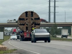 Misteri Terungkap: Apakah Tesla Cybertruck Menarik Mesin Bor Terowongan Besar dari Boring Company?