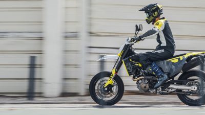 Perbandingan Menarik Antara Husqvarna 701 Supermoto dan FS 450: Apa Perbedaan Mendasar di Antara Kedua Motor Ini? – SlashGear