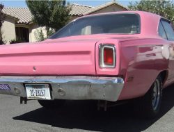 Penampilan Luar Biasa 1969 Plymouth Road Runner dengan Cat Pink yang Mengejutkan dan V8 Tak Terduga di Bawah Tutup Kap Mobilnya!