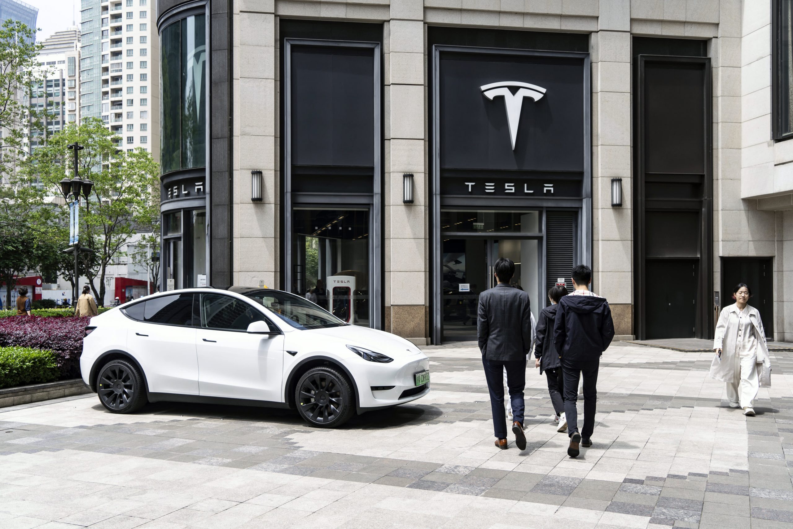 108010834 1721781076618 gettyimages 2150144366 china tesla.jpeg