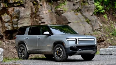 2022 rivian r1s front three quarter.jpg