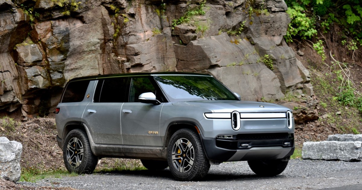 2022 rivian r1s front three quarter.jpg