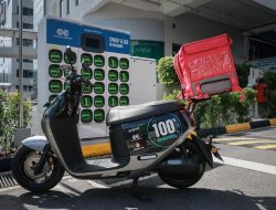 Stasiun tukar baterai sepeda motor listrik pertama di stasiun bensin Shell akan siap pada bulan Agustus – Jangan lewatkan kesempatan ini!