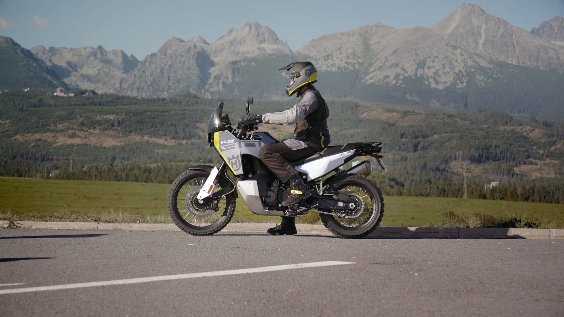 2024 husqvarna norden 901 riding 4.jpg