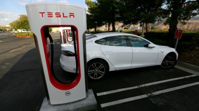 Bentrok antara Tesla dan pemegang saham seputar permintaan biaya hukum $7 miliar dalam kasus bayaran Musk. Apa yang membuat mereka berselisih?