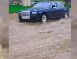 Menonton: Rolls-Royce Ghost Mogok di Jalan Banjir Delhi