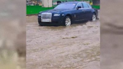 Menonton: Rolls-Royce Ghost Mogok di Jalan Banjir Delhi