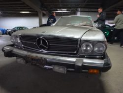 Momen Spesial: Mercedes-Benz SLC 1978 Bersihkan Diri Setelah 16 Tahun!