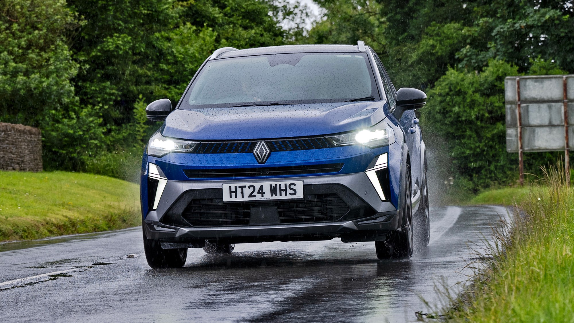 Renault Captur (2024) front driving