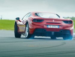 Ulasan Menakjubkan Ferrari 488 GTB – Kinerja Luar Biasa, Chassis Sublime – Naik dan Penanganan