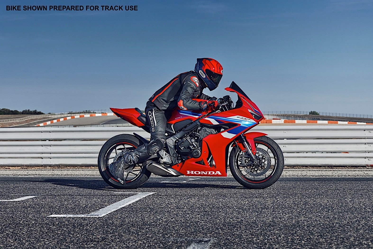 honda brings electronic clutch control to the us on the 2024 cb650r and cbr650r 237474 1.jpg