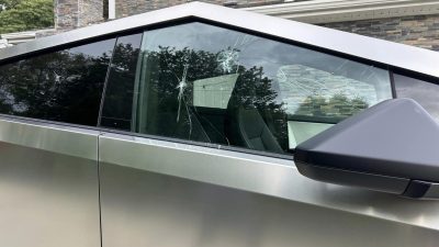 man has the windows of his tesla cybertruck broken by angry woman has no idea why 237292 1.jpg