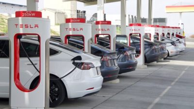 Antisipasi Penurunan Kuartalan Berturut-turut Pertama Tesla (NASDAQ:TSLA) di Tengah Persaingan yang Semakin Ketat